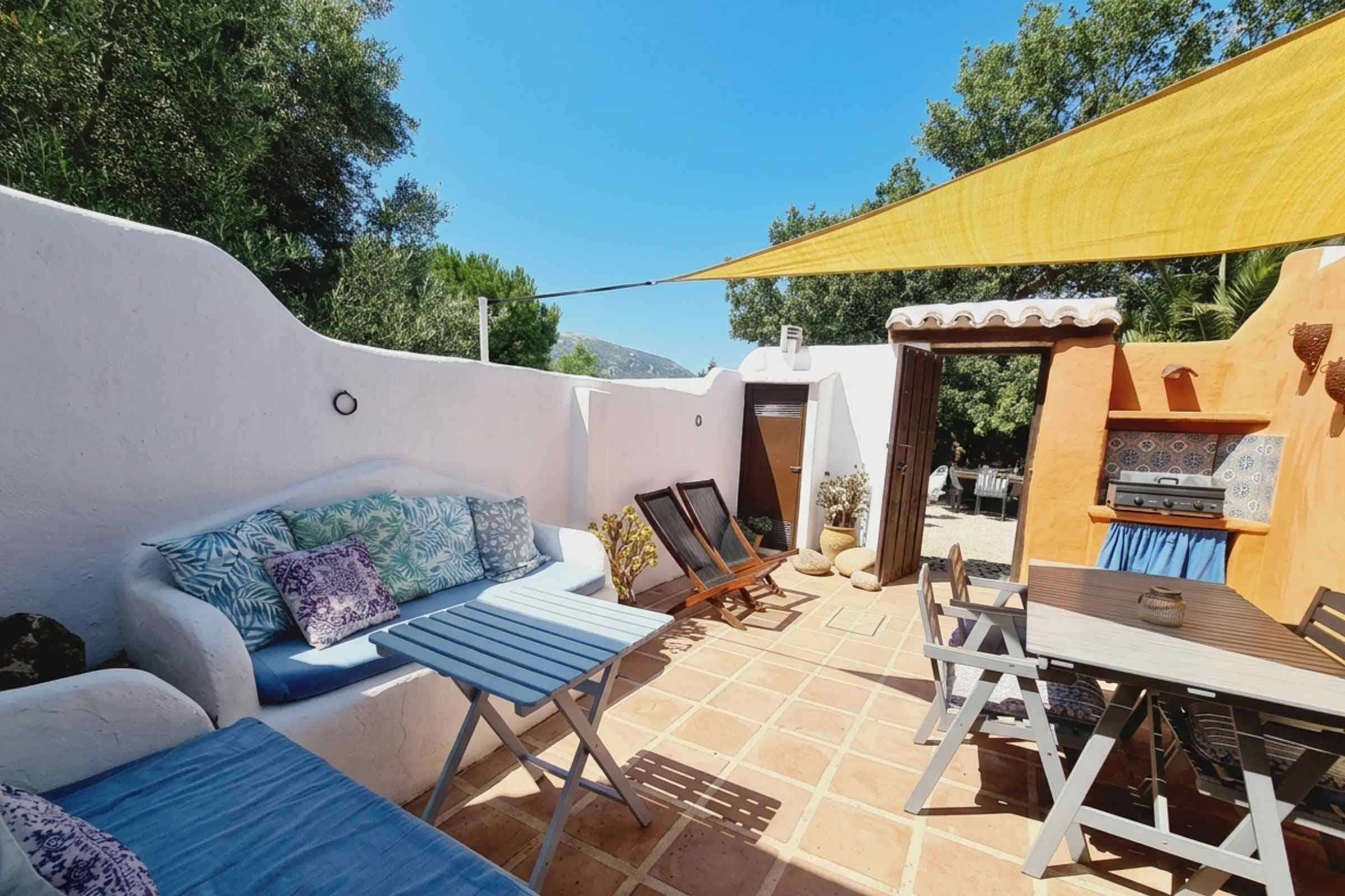 El Establo cottage exterior with courtyard