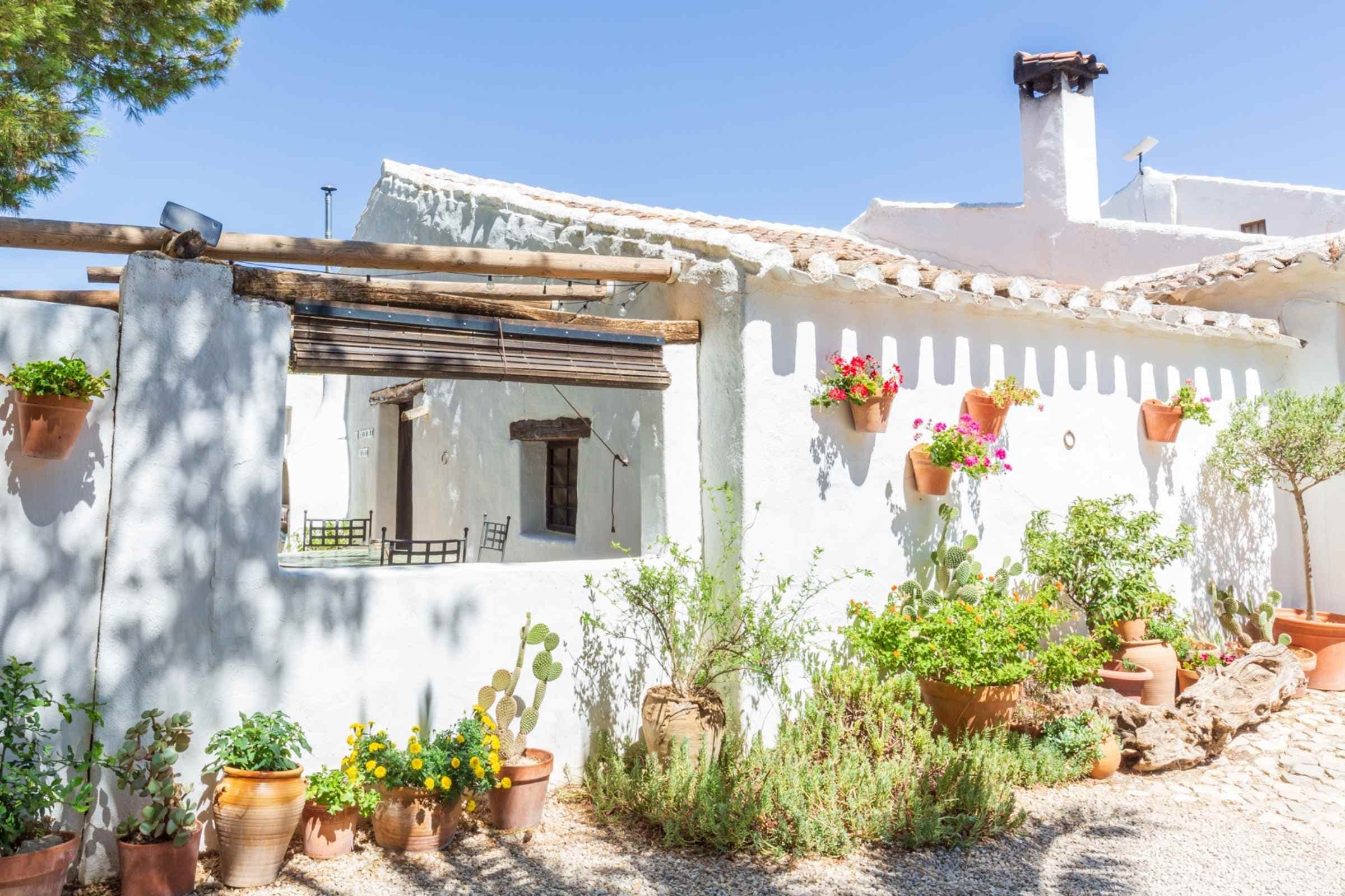 El Granero Viejo cottage with stone walls and courtyard